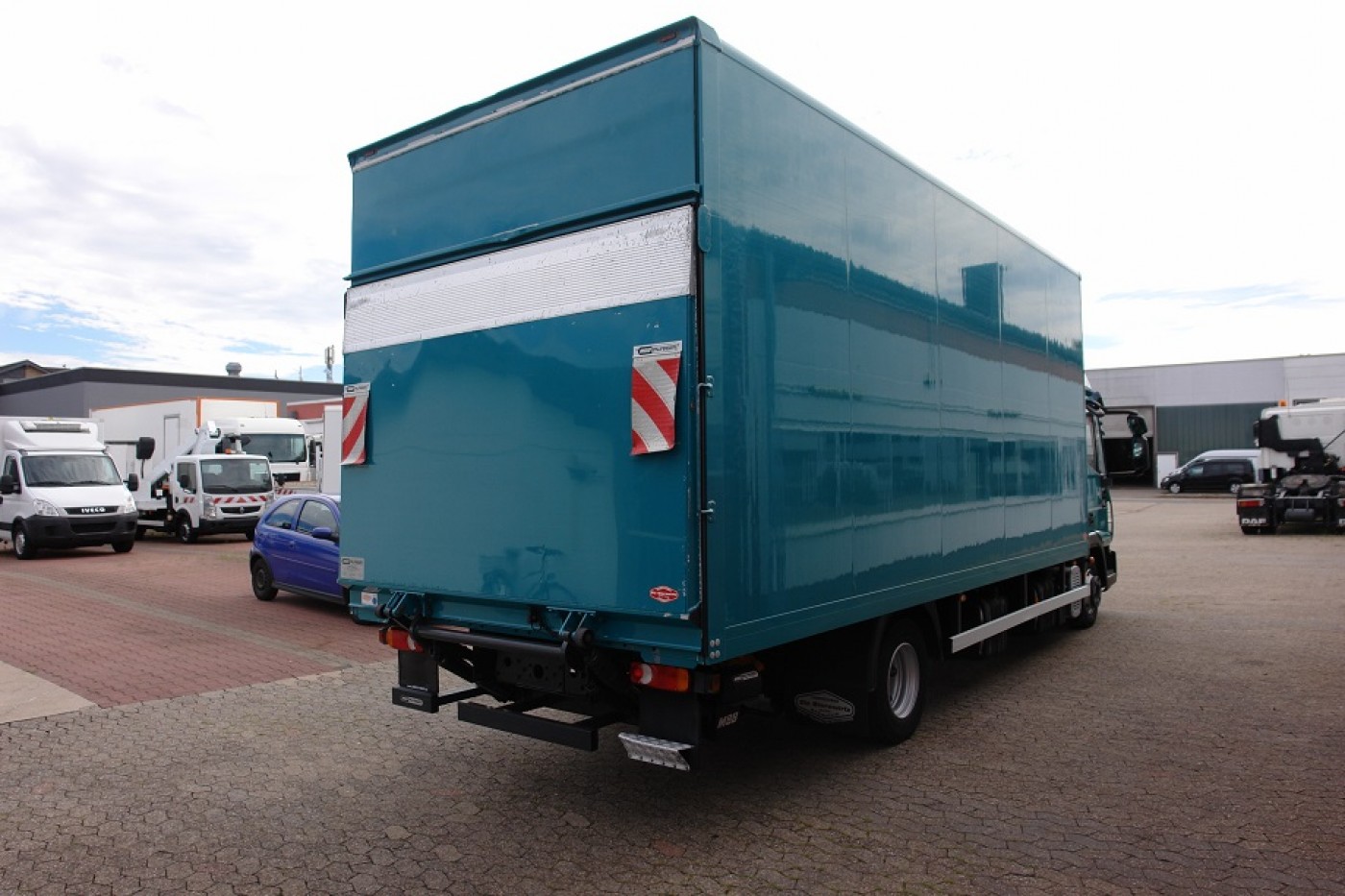 Iveco ML80E22 Dobozos felépítményű teherautó Emelőhátfal Hálóhelyes fülke EURO 5
