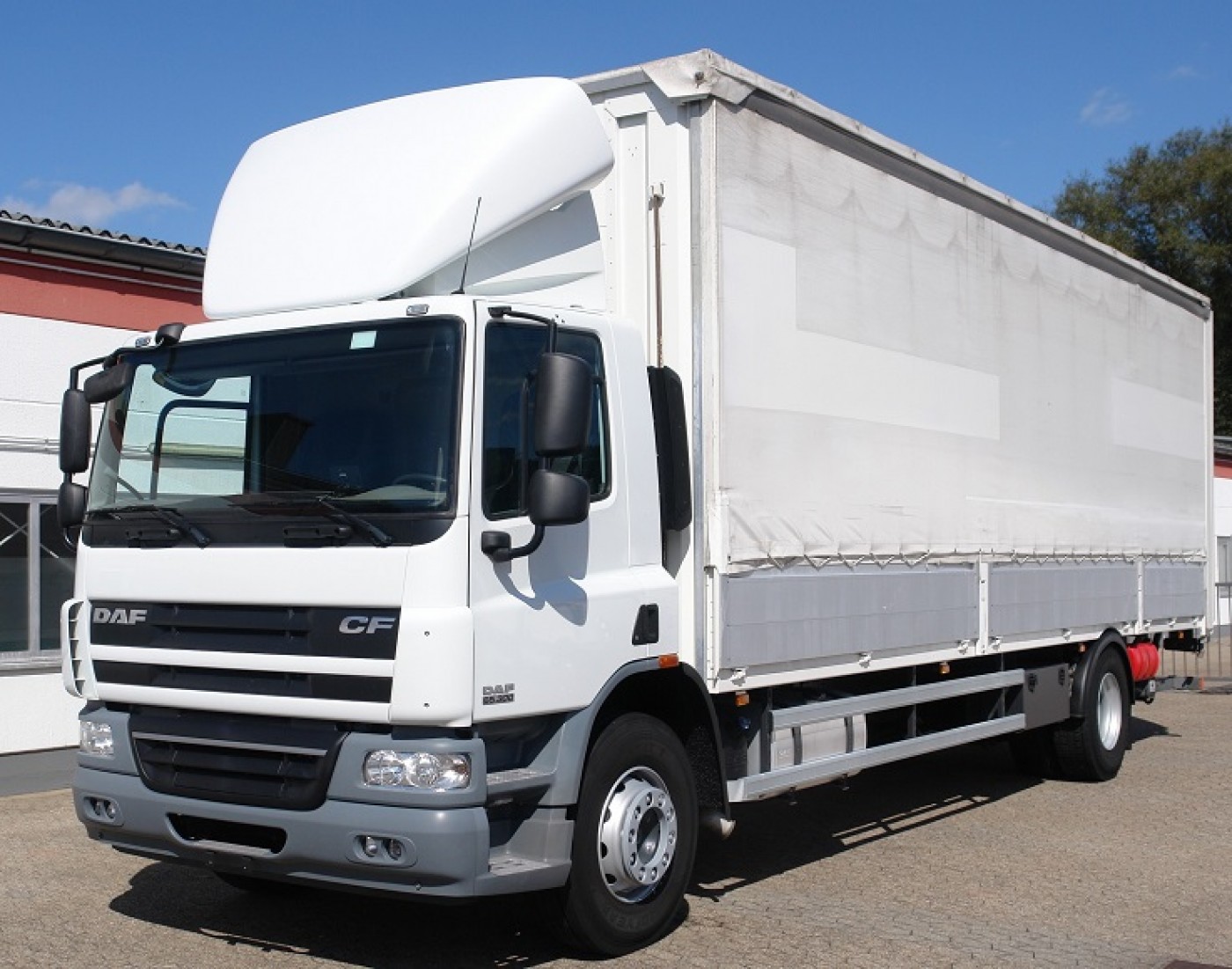 DAF CF 65.300 Kamion s kliznom bočnom ceradom Stražnje dizalo EURO 5