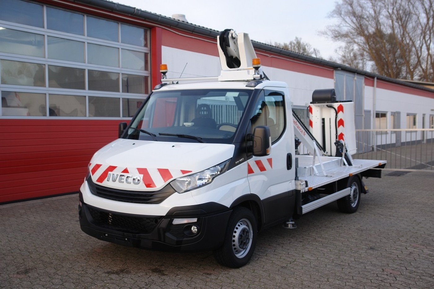 Iveco - Daily 35S13 Aerial work platform Time France LT130TB 13m new tires AC 3,5t trailer coupling 66 Betriebsstunden EURO6 as good as new!
