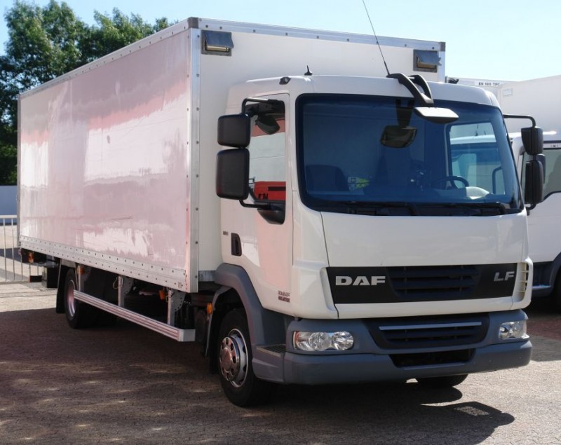 DAF LF 45.210 Camión furgón Trampilla elevadora Aire acondicionado Cámara de marcha atrás EURO5