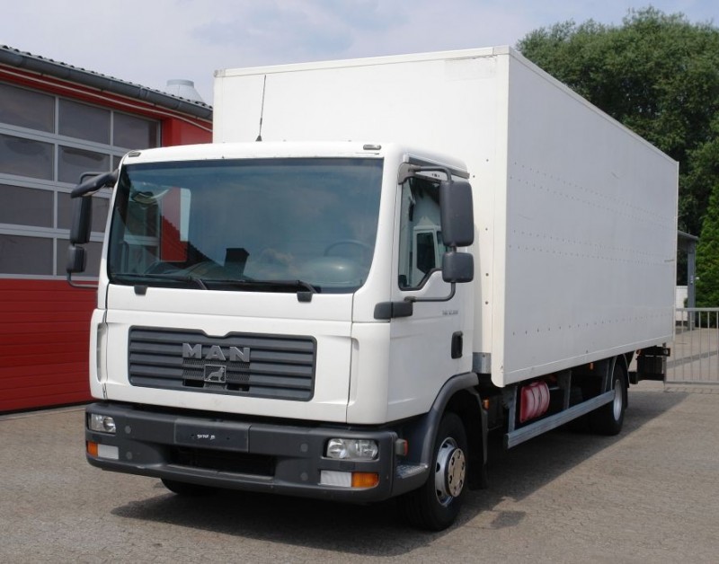 MAN - TGL 12.180 Ciężarówka furgon 7,40m Klimatyzacja Manualna skrzynia biegów Winda załadowcza