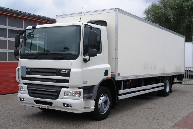 DAF - CF 75.310 ciężarówka furgon 8,80m manualna skrzynia biegów Winda załadowcza 2000kg 