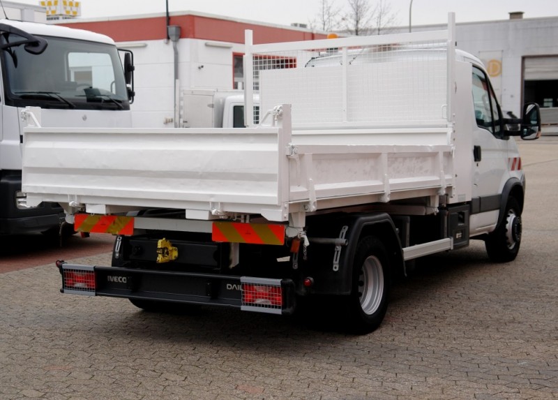 Iveco Daily 65C18 billenős teherautó, háromirányú Szerszámosláda Vontatóhorog Légkondicionáló