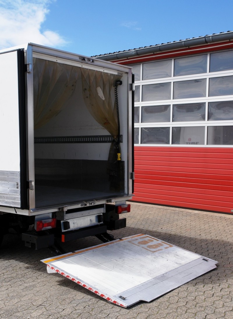 Iveco Daily 35C13 hűtős furgon Carrier Xarios 600 Az oldalsó ajtó, Emelőhátfal Dhollandia 750kg EURO5