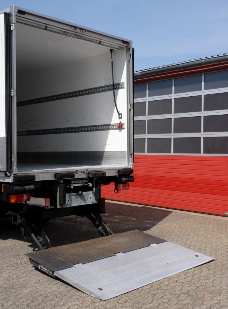MAN TGM 18.290 BL camion frigo 8,70m Carrier Supra 950 Sponda idraulica 2000kg aria condizionata EURO5