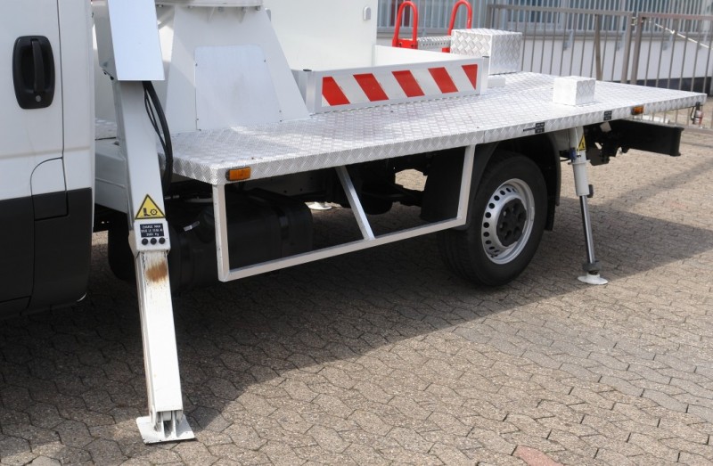 Iveco Daily 35S13 Nacelă pe camion EN-120-TVL 13m Sarcina coșului 120kg numai 49 Durată de funcţionare! Aer condiționat EURO5 