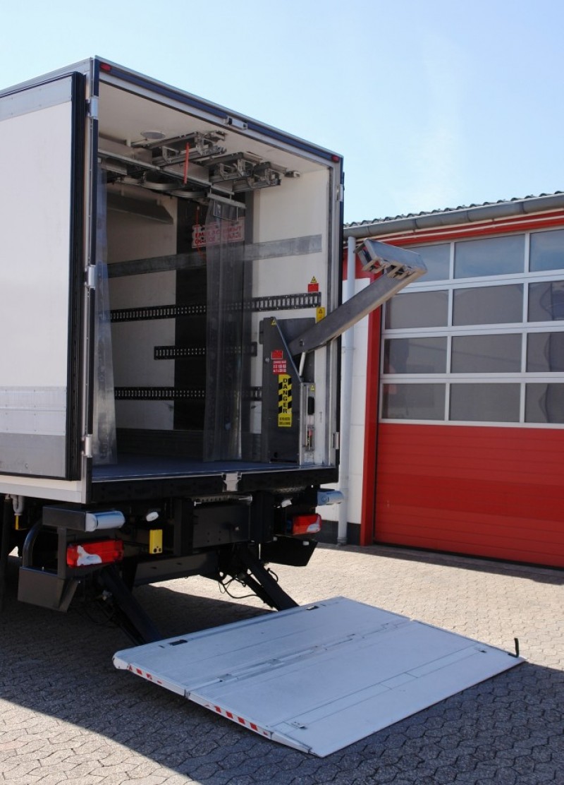 Scania P280 samochód ciężarowy chłodnia 7,60m Haki do mięsa Retarder Klimatyzacja Winda załadowcza EURO5