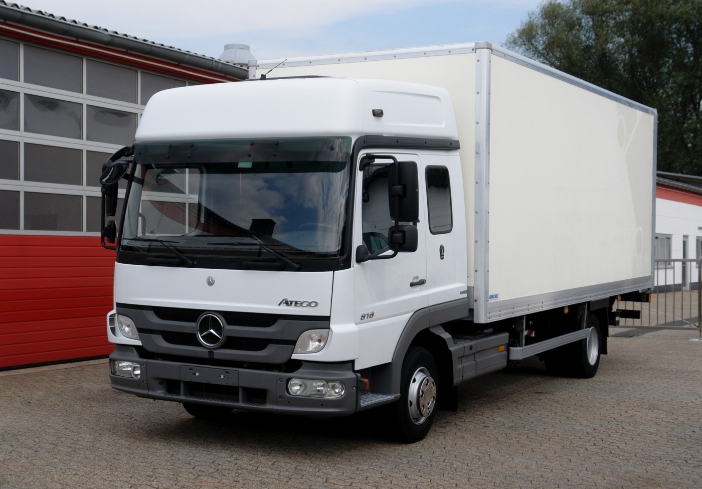 Mercedes-Benz - Atego 818 RL closed box 6,20m long cabin airco manual gearbox air suspension liftgate 1500kg EURO5 TÜV new!