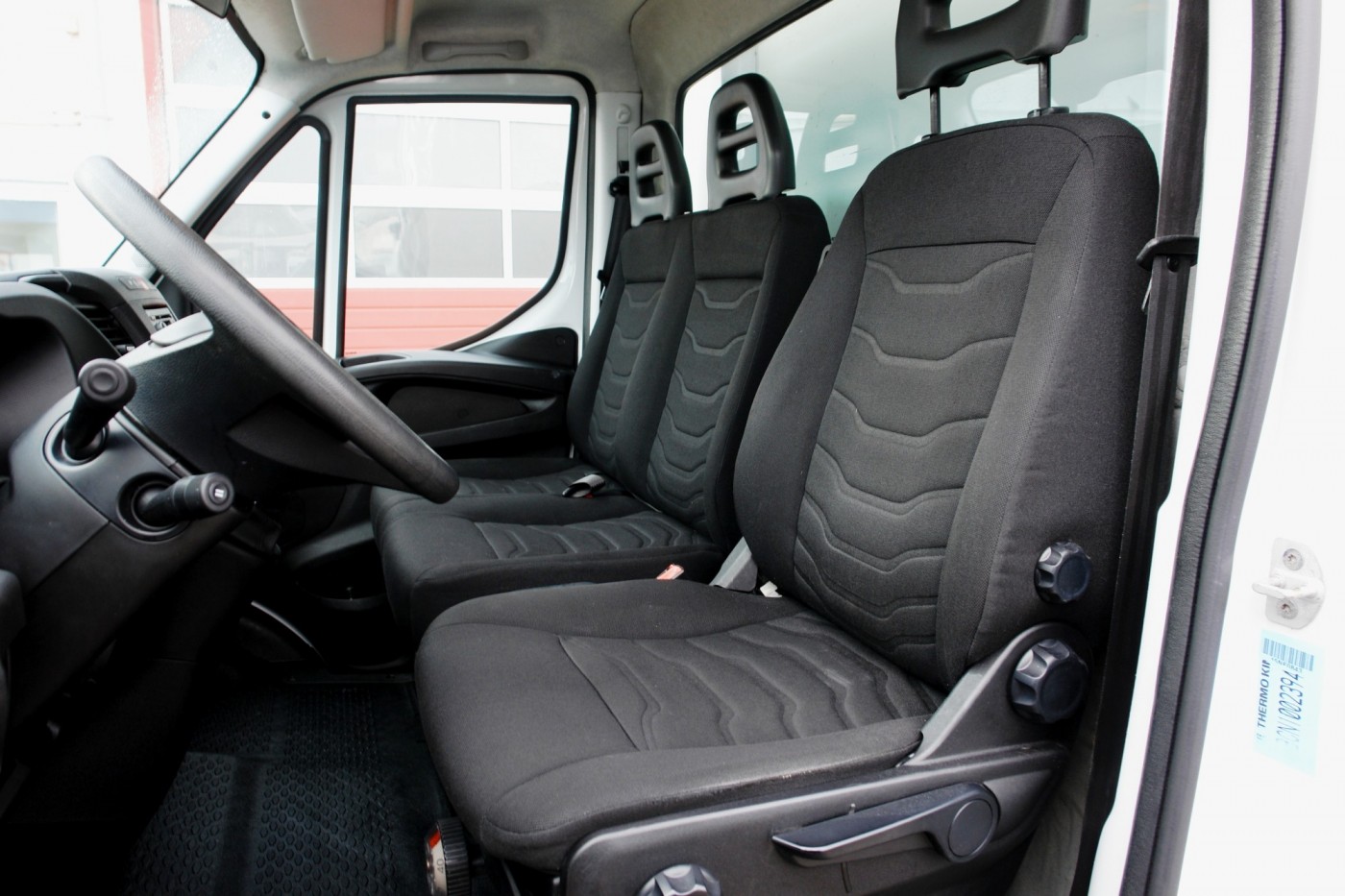Iveco Daily 35S13 minibus hladnjača 3,65m Thermoking V300MAX Hidraulična rampa EURO5
