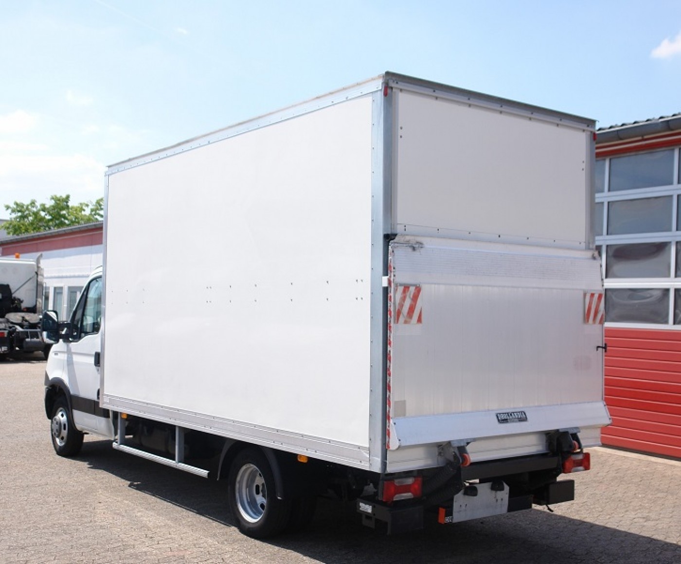 Iveco Daily 35C13 Koffer air condition sidedoor tail lift Dhollandia EURO5 TÜV!