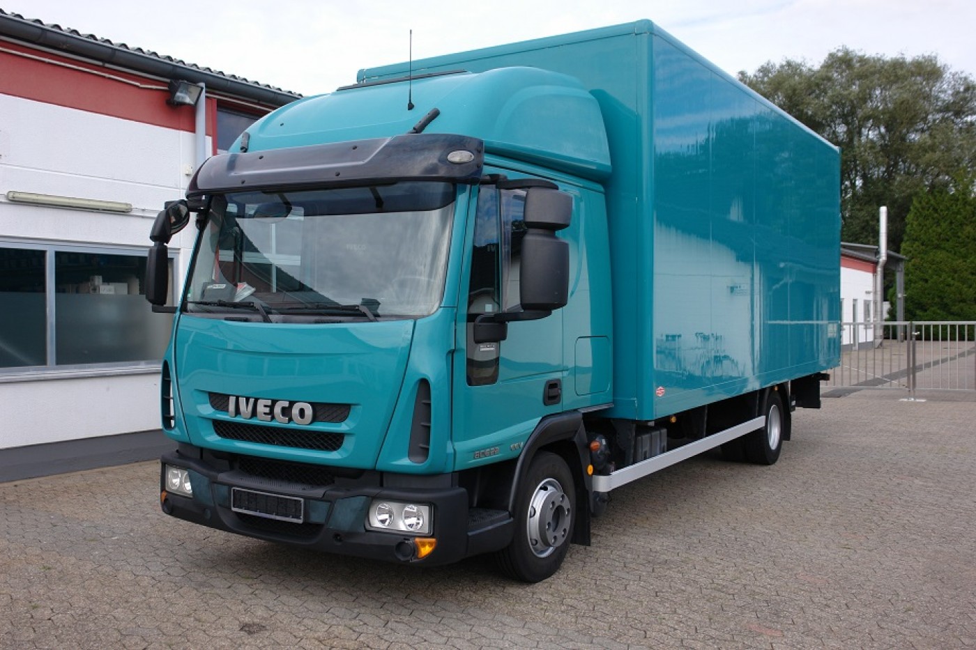 Iveco - ML80E22 Dobozos felépítményű teherautó Emelőhátfal Hálóhelyes fülke EURO 5