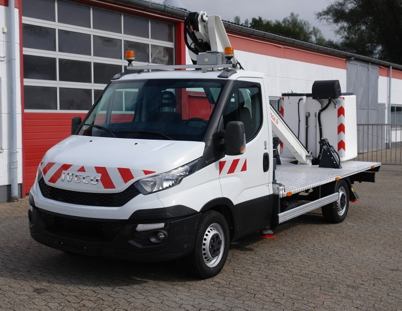 Iveco - Daily 35S13 arial working lift LT130TB 13m 2 person basket 200kg 745h working hours airco EURO5 TÜV / UVV.