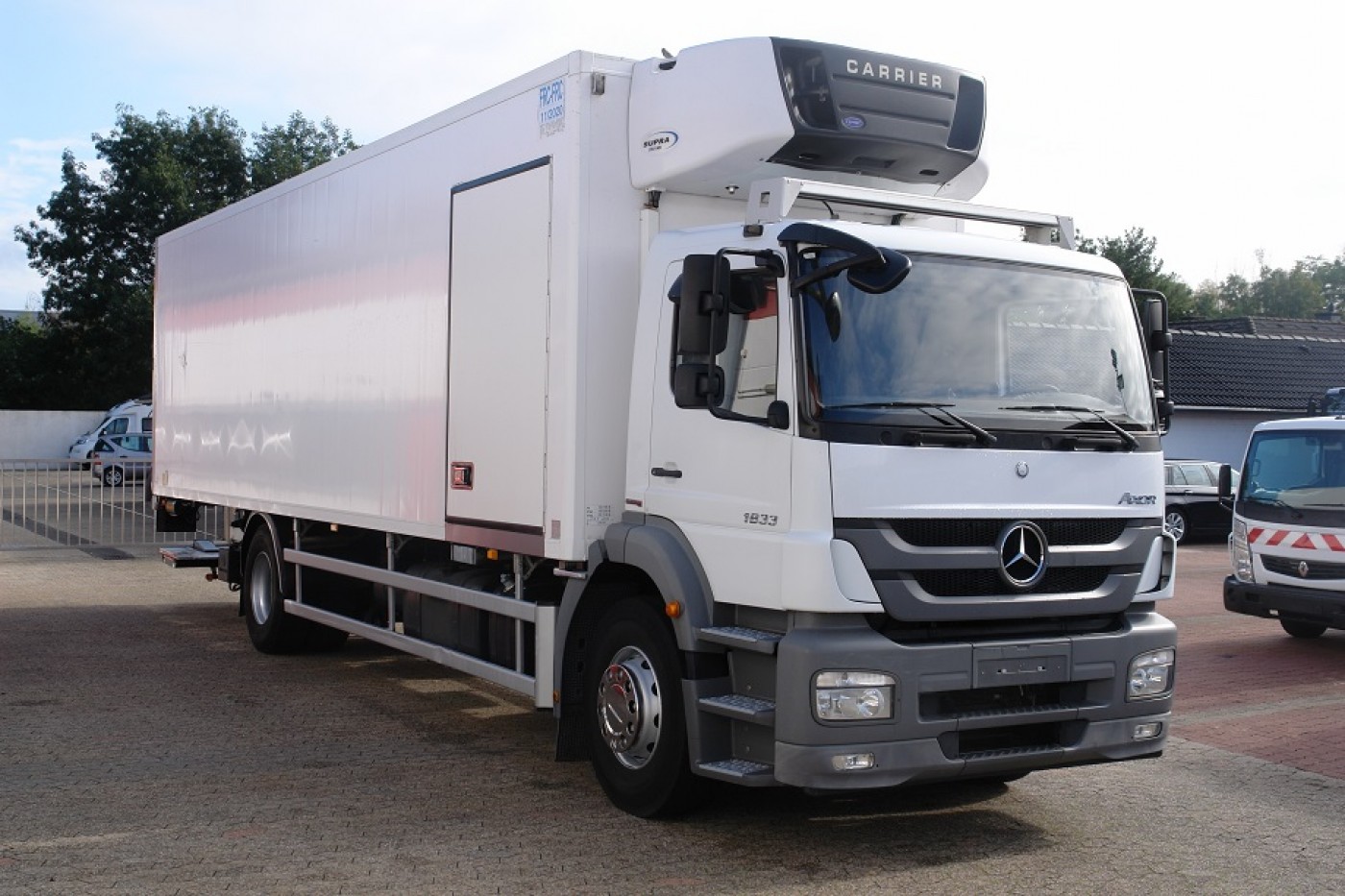 Mercedes-Benz Axor 1833 freezer Carrier Supra 950 multiple temperatures Tail lift Air conditioning EURO5