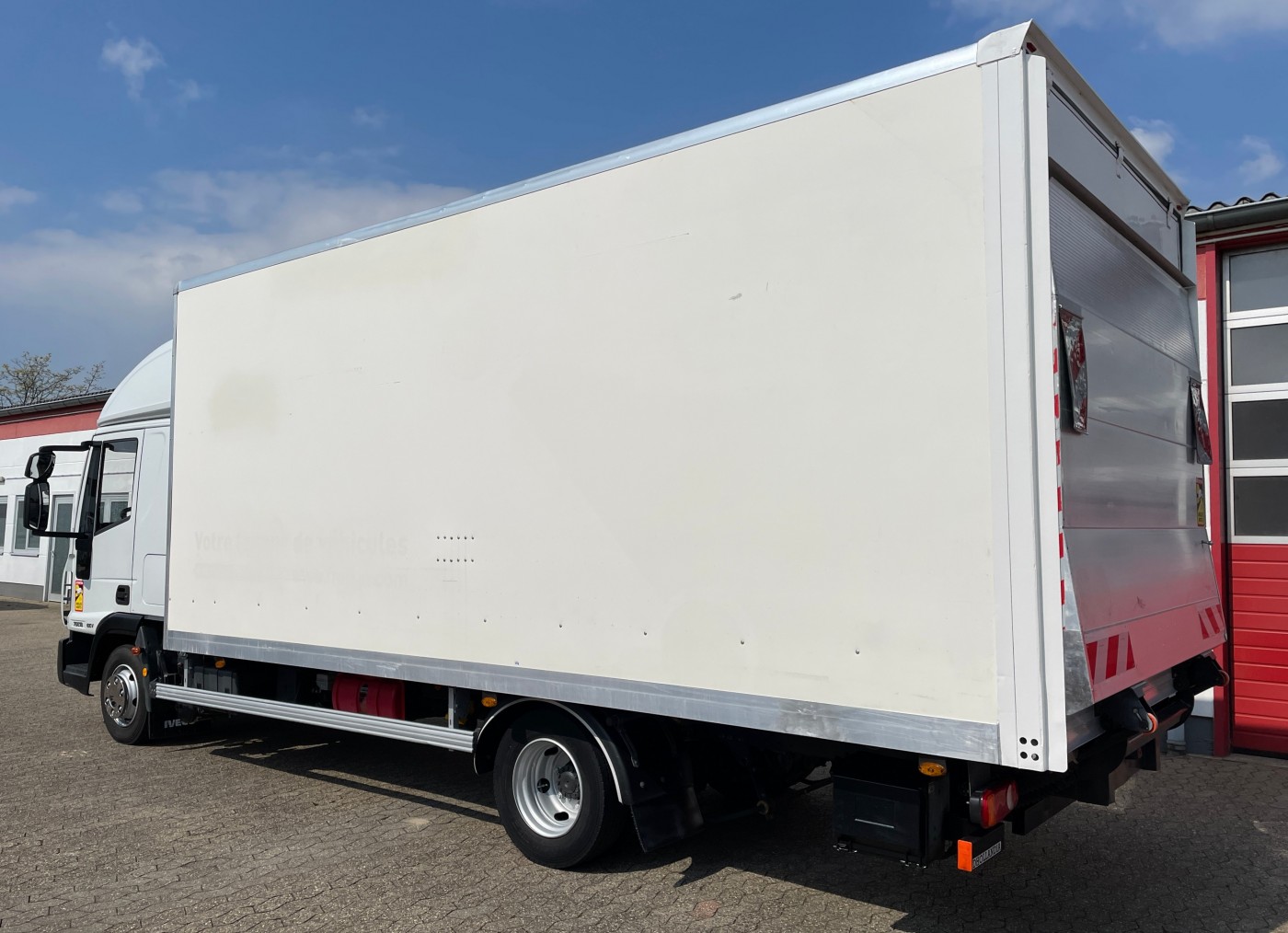 Iveco ML75E18 Camion furgon suspensie de aer, cabină , Lift hidraulic 1000kg EURO5