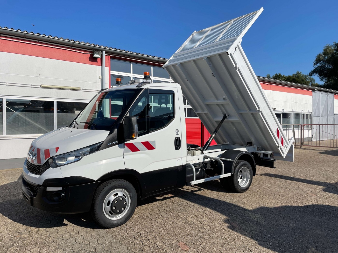 Iveco Daily 35C13  tipper 3 seats payload 900 kg!