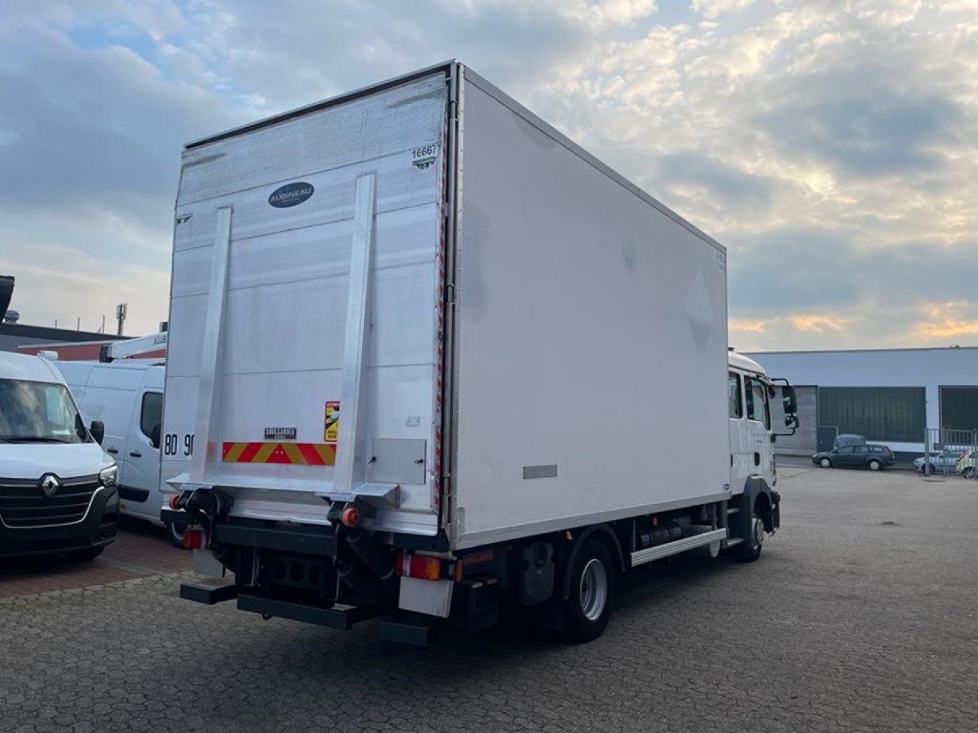 MAN TGL 10.220 Cabina doppia Camion frigo box mobili veicolo per traslochi veicolo per il trasporto darte