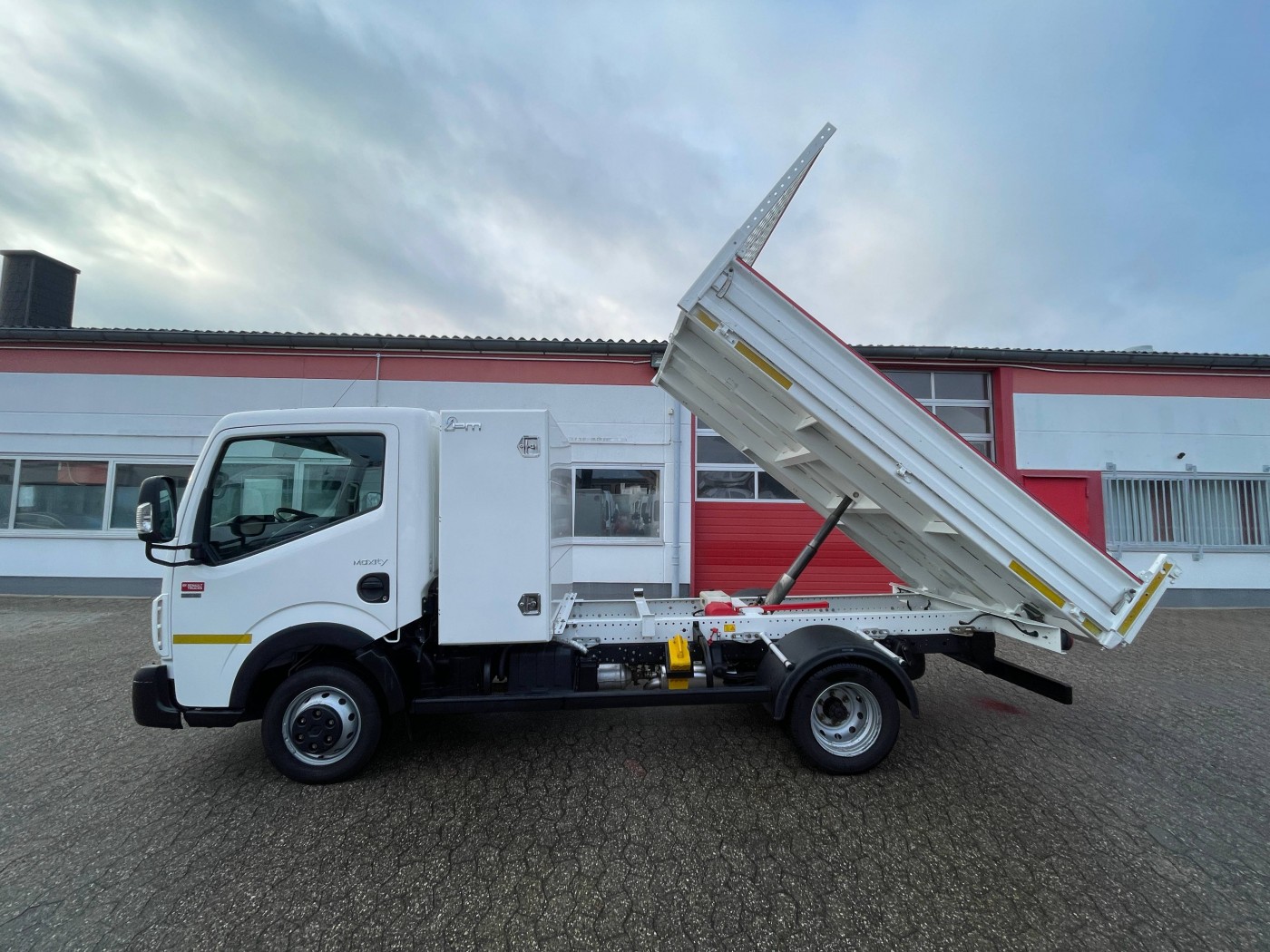 Renault Maxity 140 DXI tipper 3 seats 1125 kg payload!