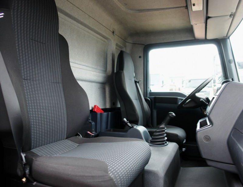 MAN TGL 10.180 Ciężarówka furgon 7,0m Manualna skrzynia biegów Klimatyzacja Winda załadowcza