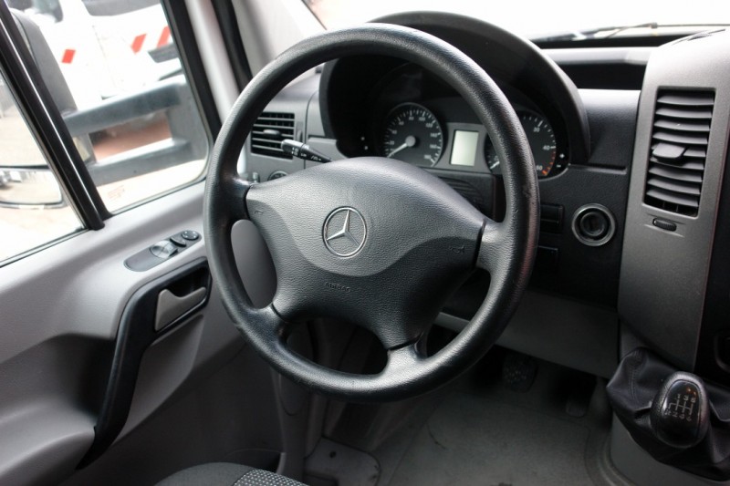 Mercedes-Benz Sprinter 313 Camion furgon 4,20m Ușa laterală Lift hidraulic 1500kg EURO5