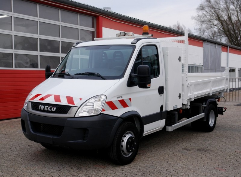 Iveco Daily 65C18 billenős teherautó, háromirányú Szerszámosláda Vontatóhorog Légkondicionáló