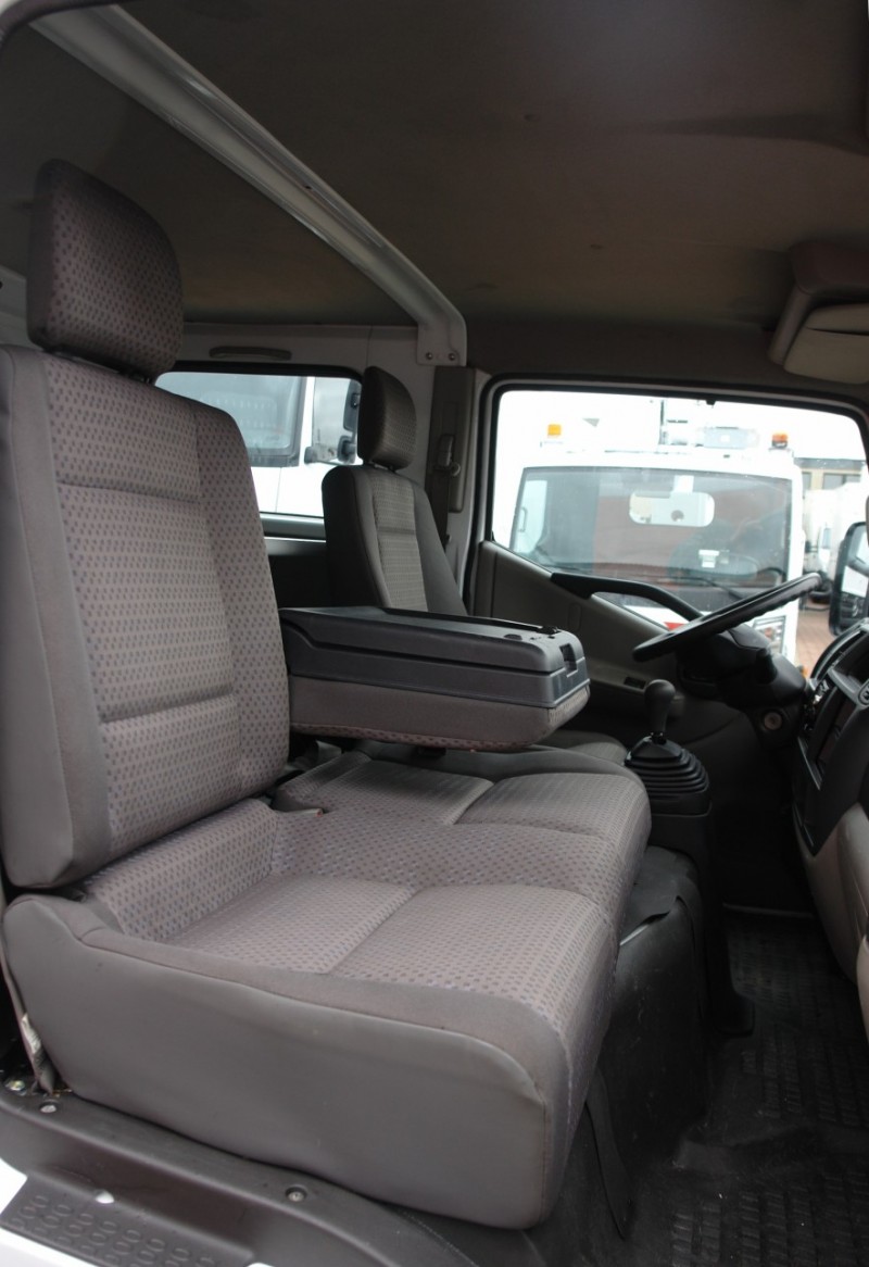 Renault Maxity 130.35 cabină dublă, autobasculantă, Cârlig de remorcare, Capacitatea de încărcare 1000kg 