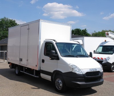 Iveco Daily 35C13 Dobozos teherautó 4,20m Az oldalsó ajtó Emelőhátfa EURO5
