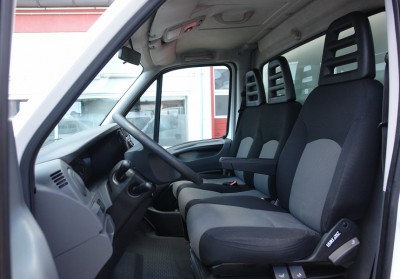 Iveco Daily 35C13 Dobozos teherautó 4,20m Az oldalsó ajtó Emelőhátfa EURO5