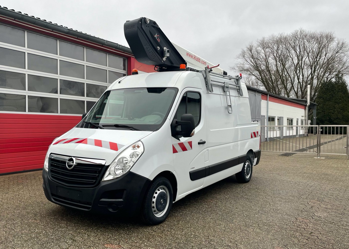 -  Hubarbeitsbühne KLUBB K26