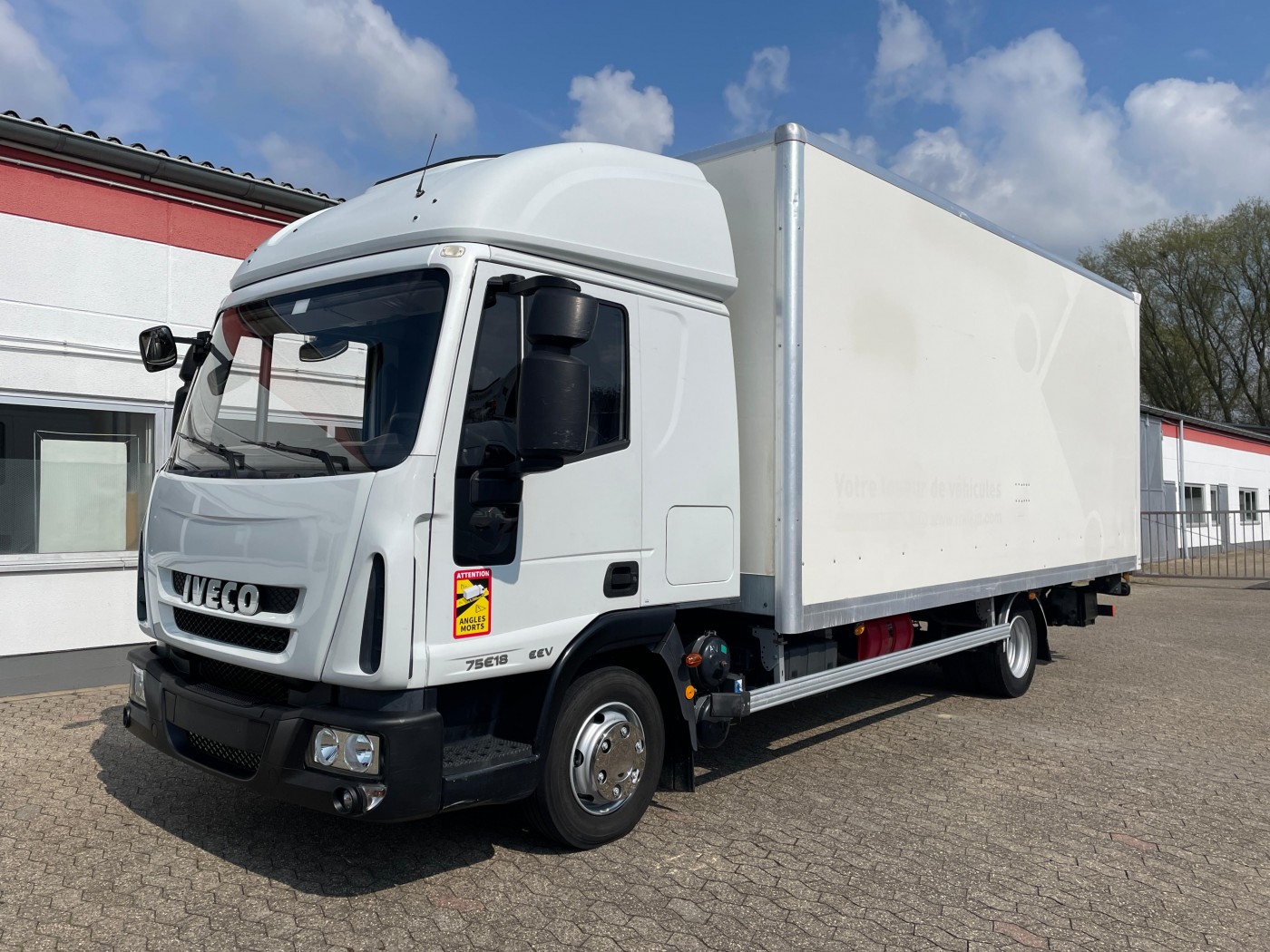 Iveco - Doppelkabine Koffer Ladebordwand 1000 kg Klima Standheizung EURO 5!