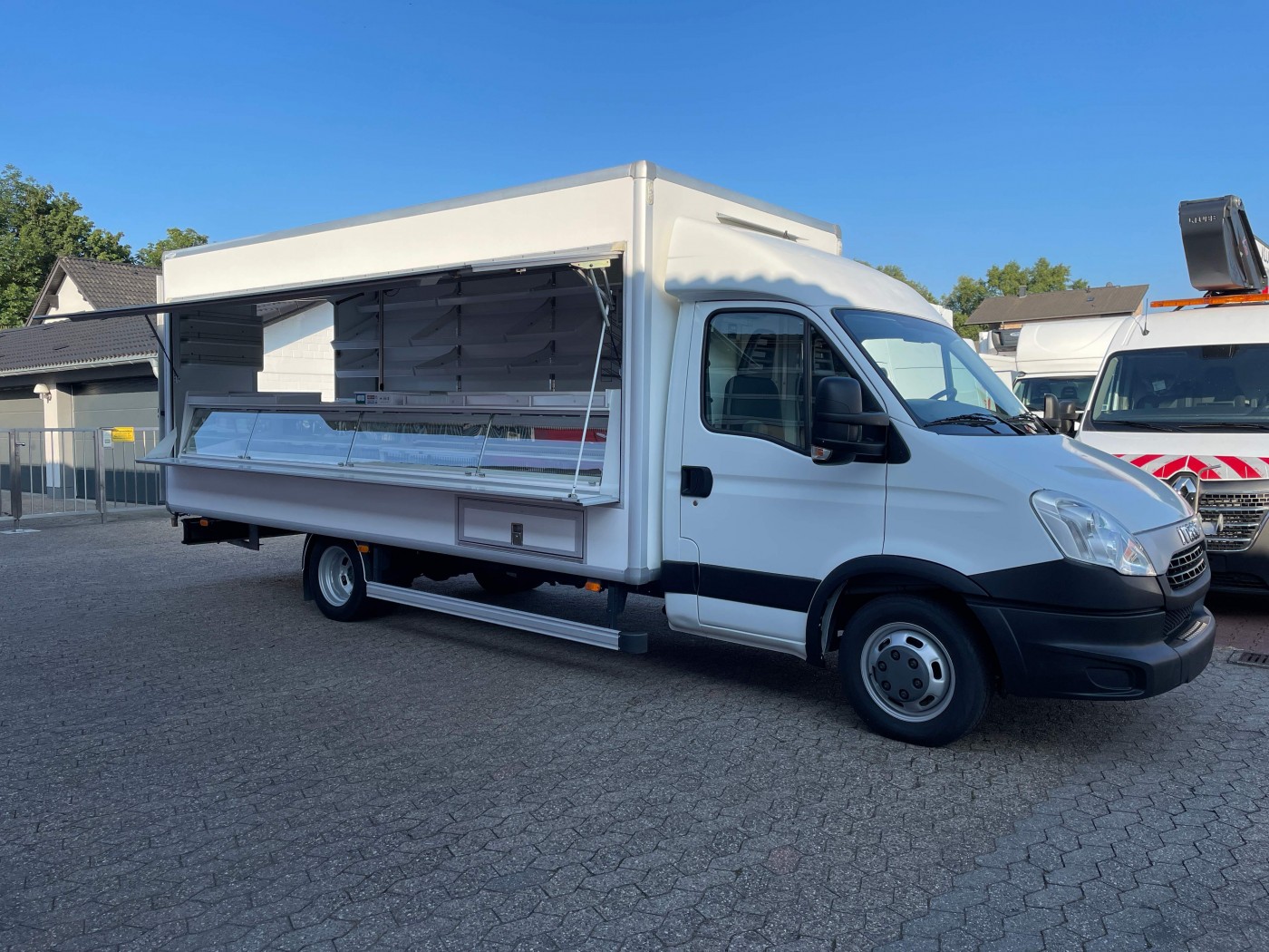 Iveco - Verkaufswagen  Kühlthekenfahrzeug 5 Meter Kühltheke EURO 5 TÜV neu!