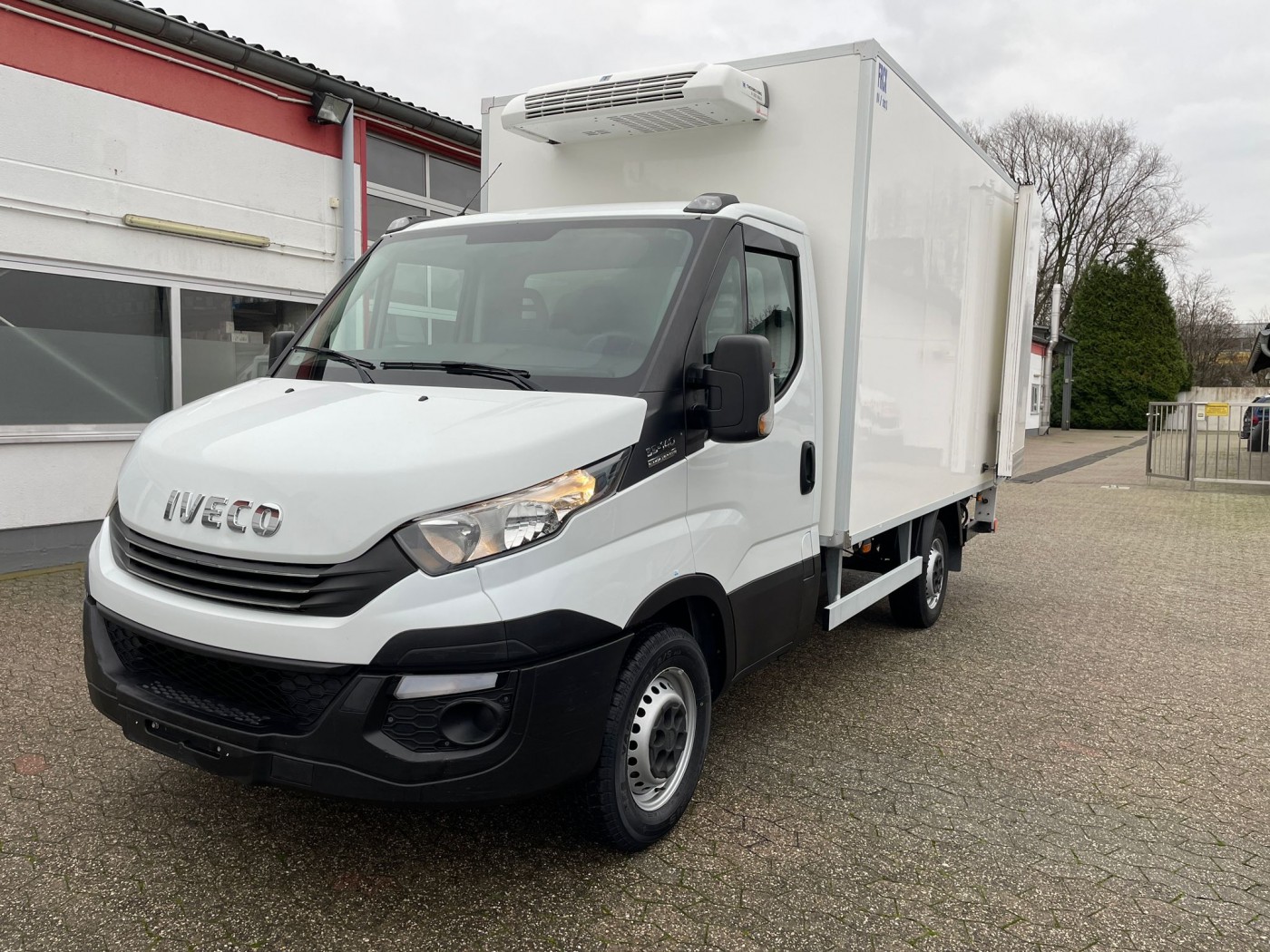 Iveco -  Hi-Matic Tiefkühlkoffer mit Thermo King V300 MAX