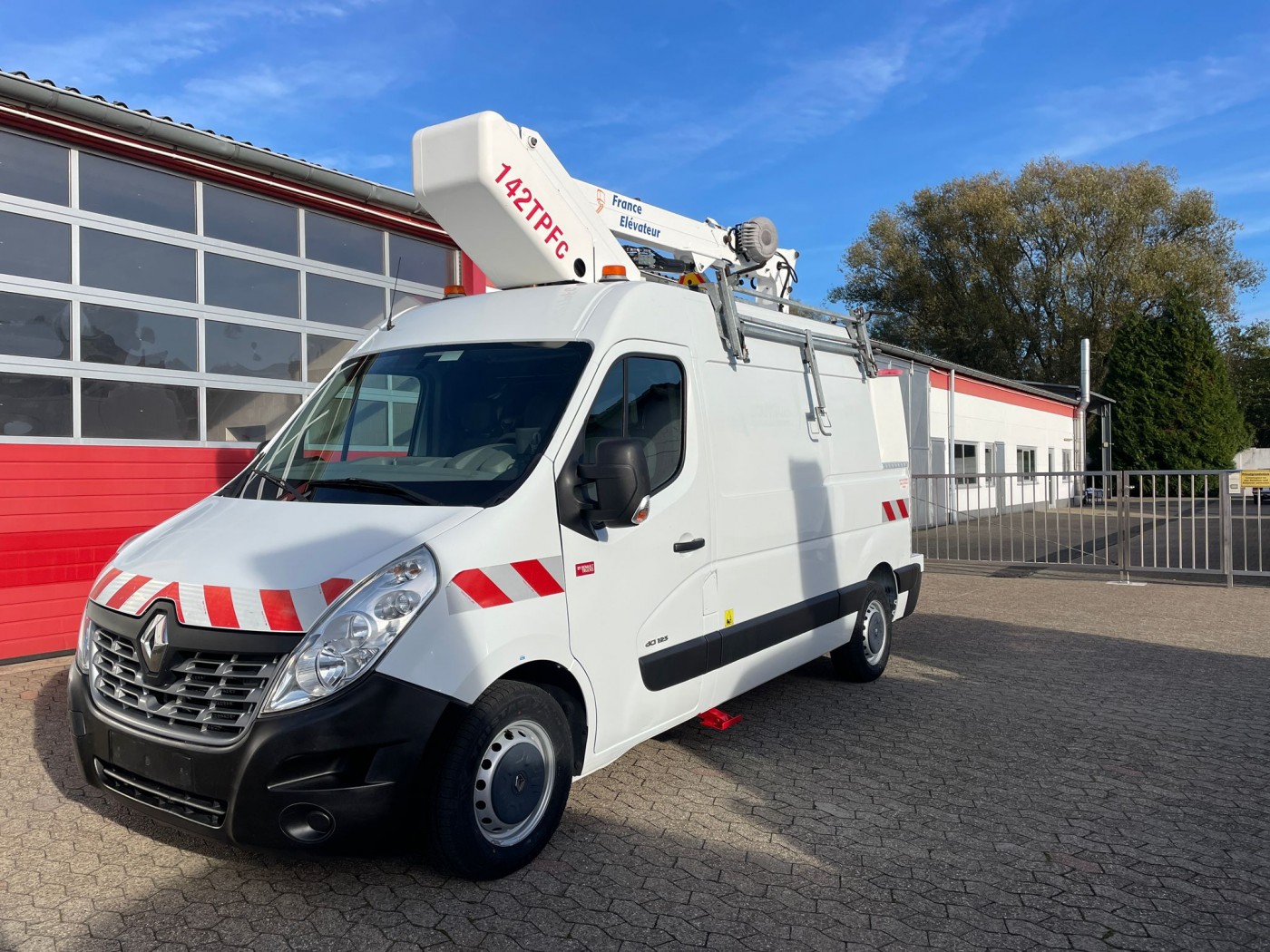 Renault Master Nacelle élévatrice France Elévateur 142 TPF 14m! panier 200kg