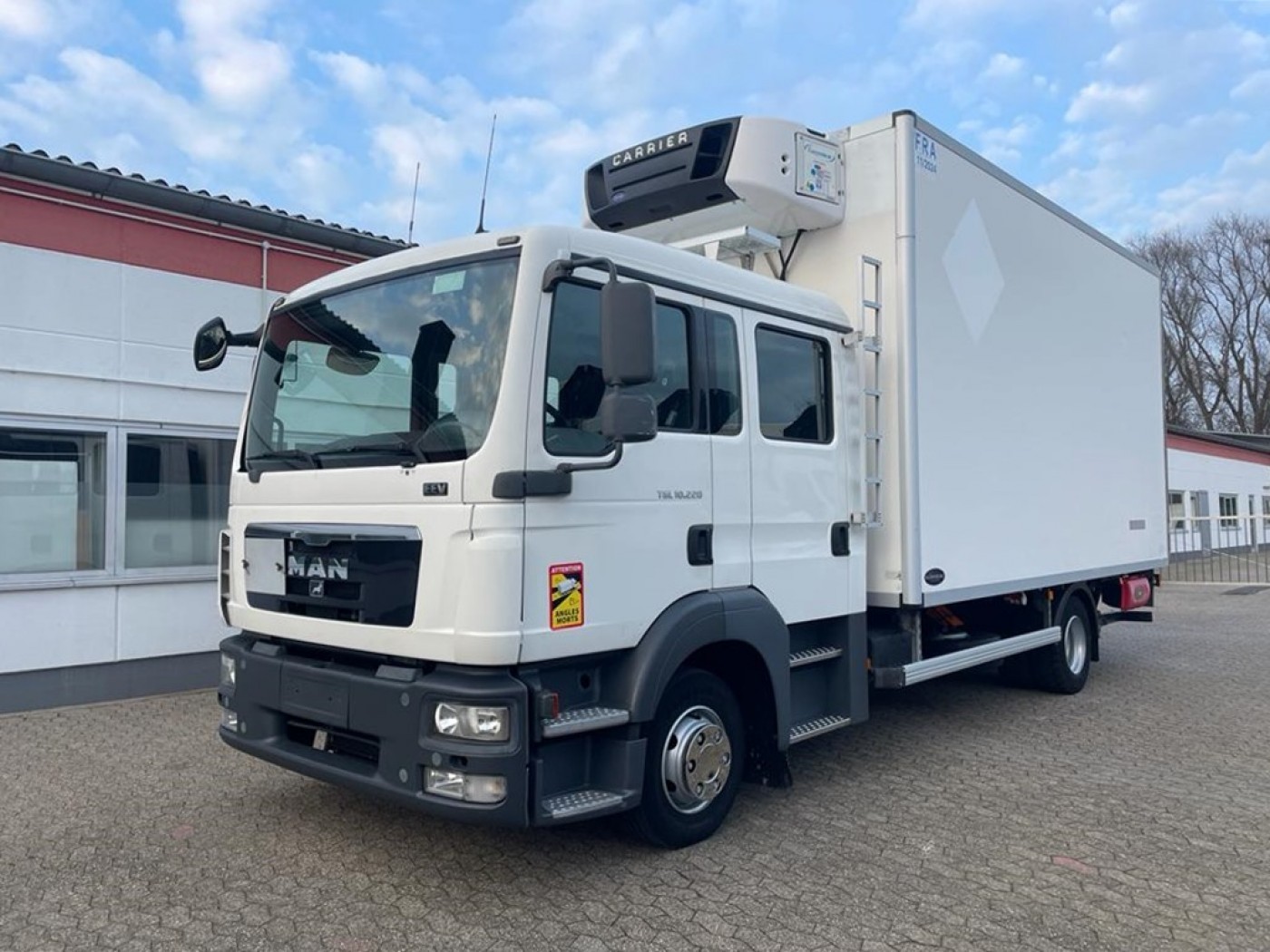 -  Doka Tiefkühlkoffer  Ladebordwand 1.5t