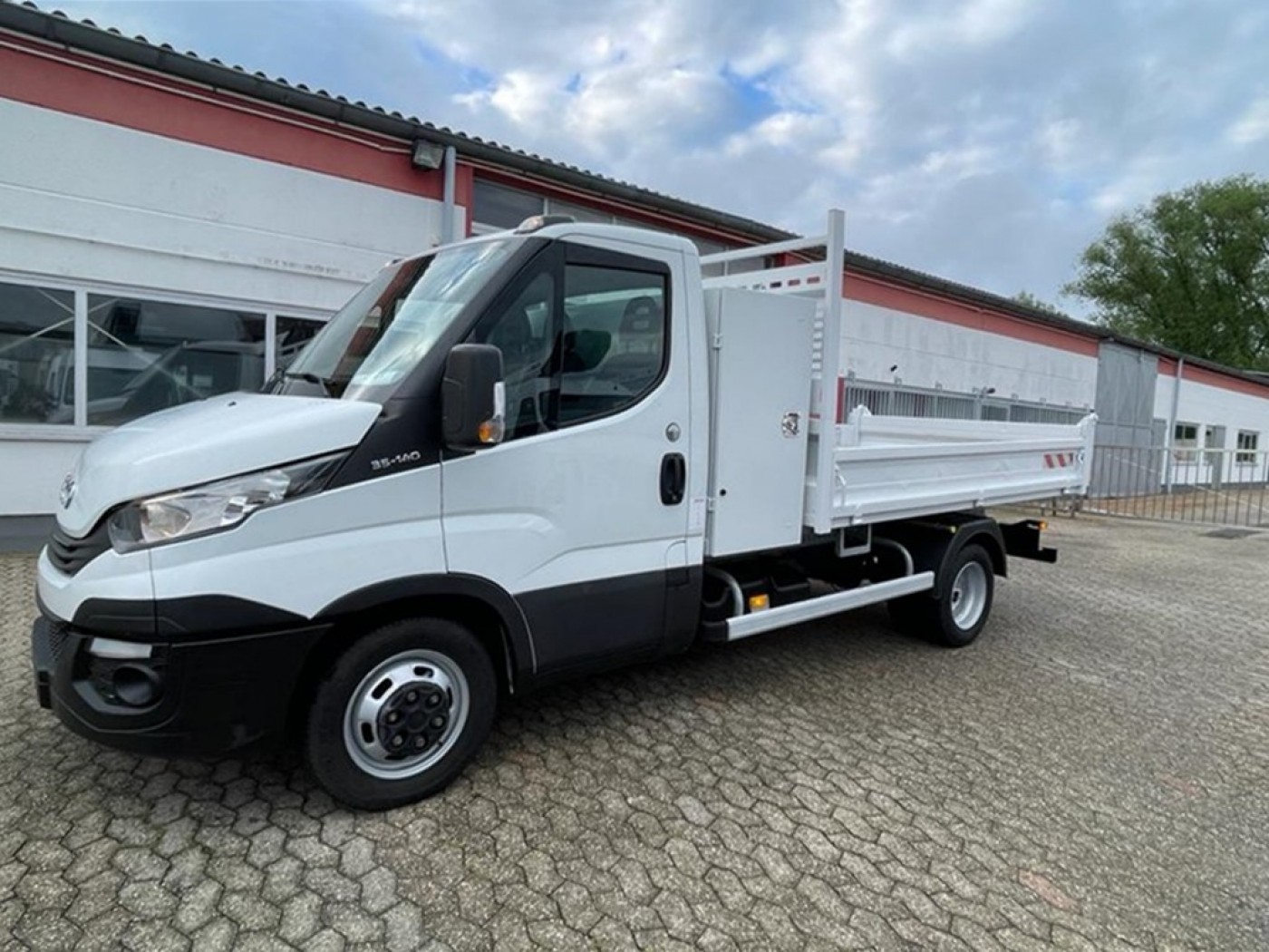 Iveco Daily 35C14 autobasculantă 3 locuri EURO 6