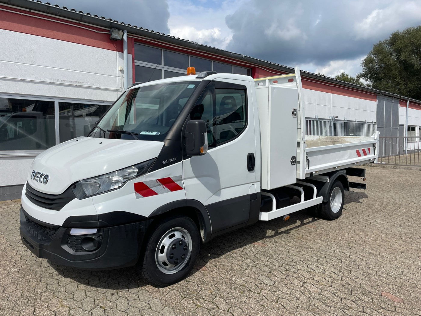 -  Kipper 900 kg Nutzlast! Klima EURO 6