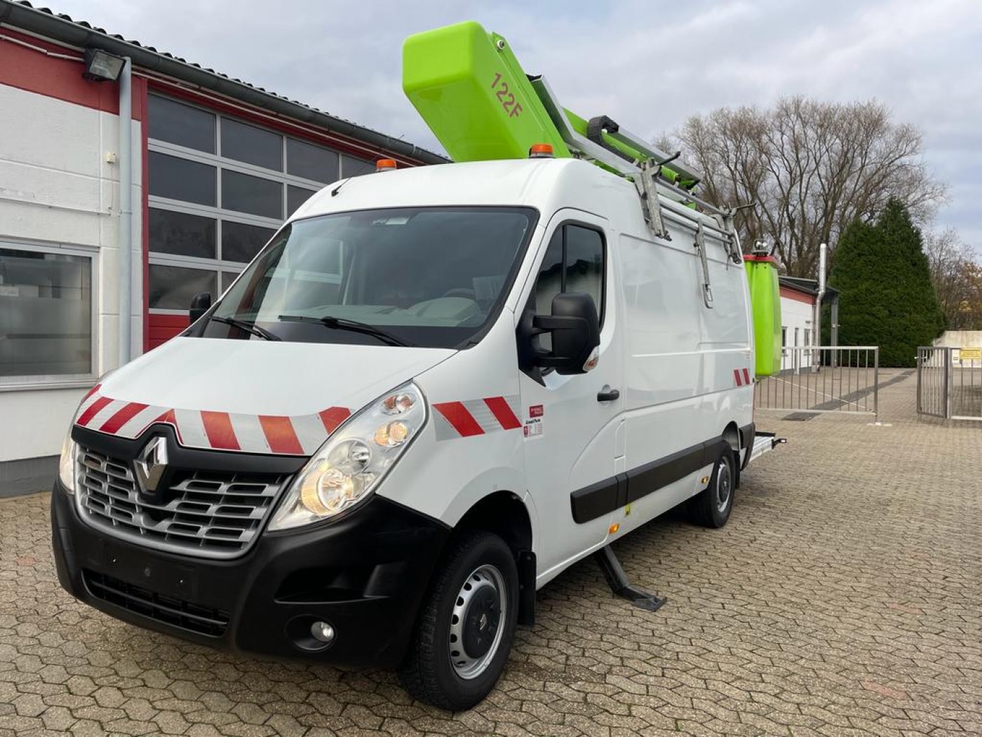 Renault Master Hubarbeitsbühne France Elévateur 122F Korb 200kg