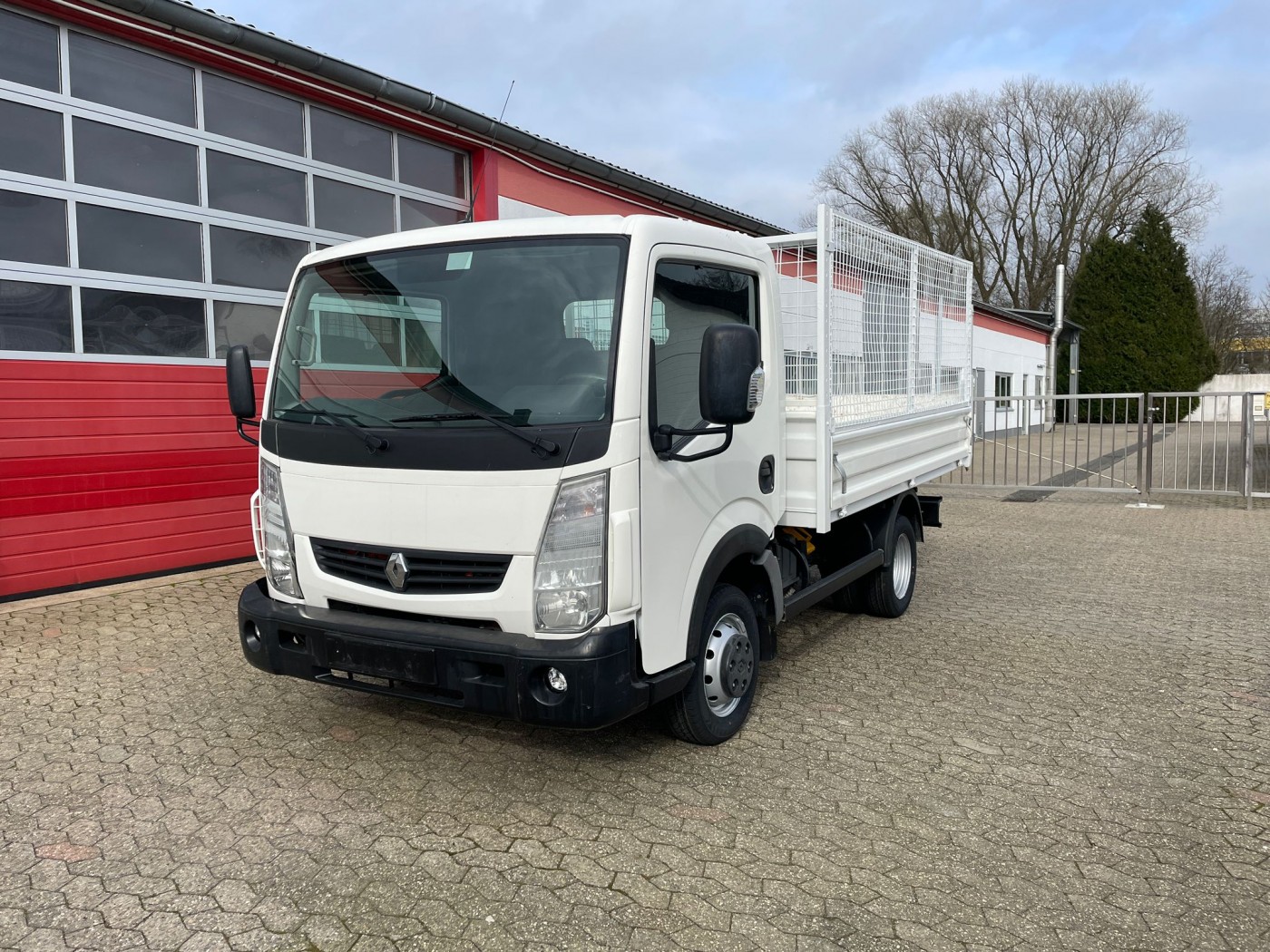 Renault  Maxity 140.35 tipper 3 seats 1415 kg payload!