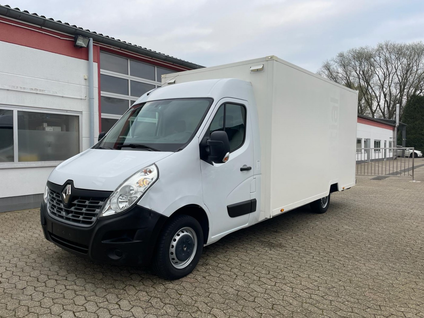 Renault Master closed box with loading ramp AC EURO 6