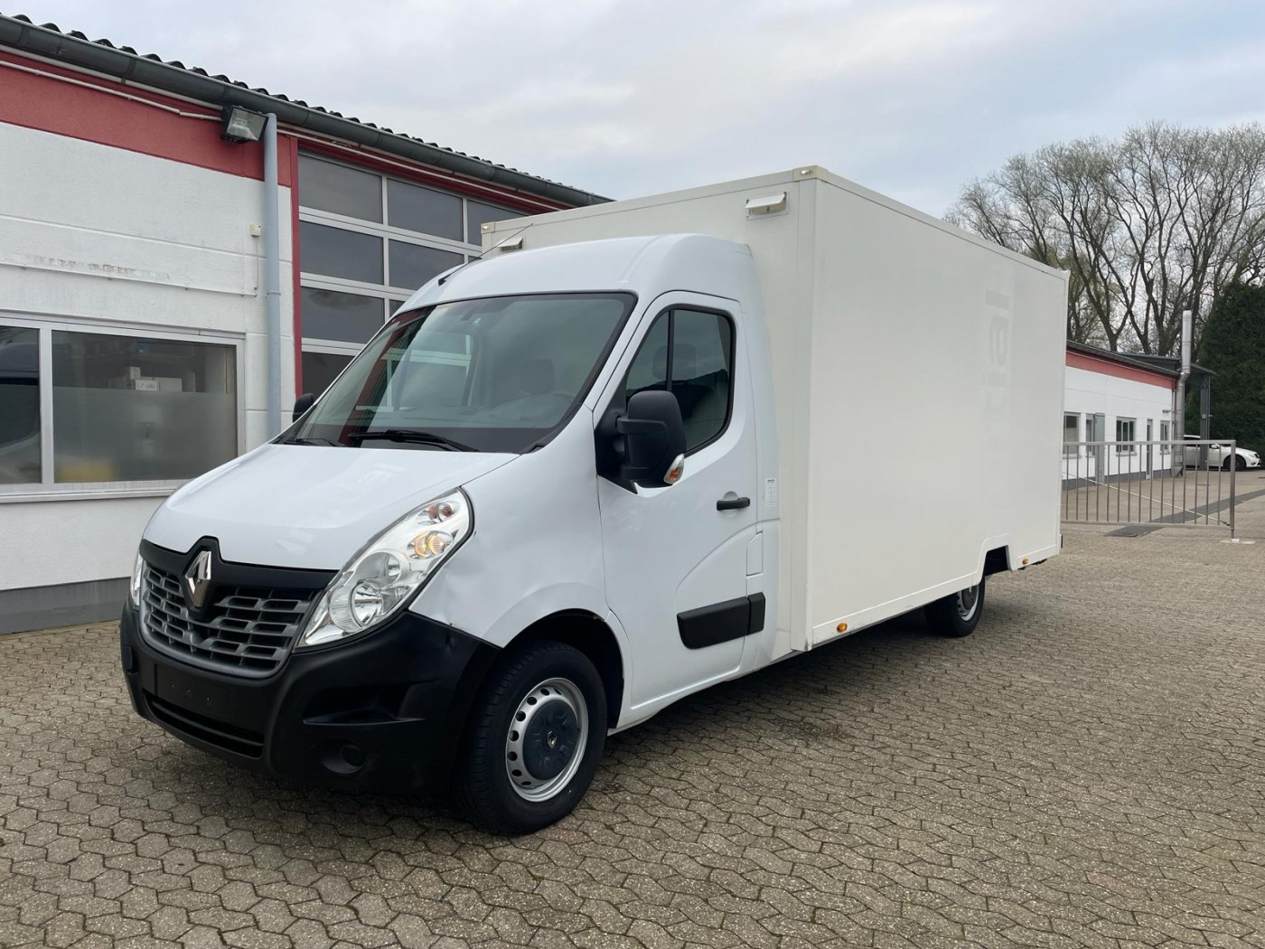 Renault Master Koffer mit Auffahrrampe Klima EURO 6