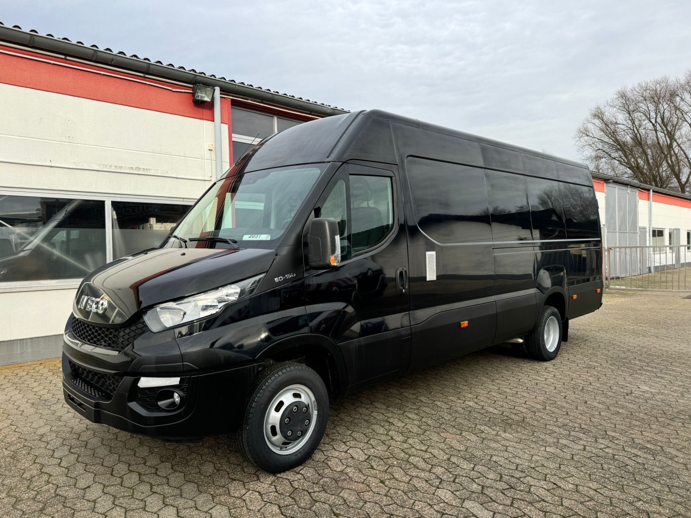 - Transporter Kastenwagen L4H2